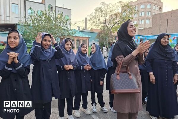 جام مهر ایران در مدرسه دکتر حافظی