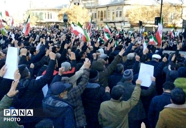  تشییع پیکر شهدا در میدان امام خمینی (ره) همدان با حضور حماسی مردم همیشه در صحنه