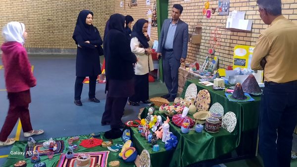 بازدید مدیر آموزش و ‌پرورش حاجی‌آباد از نمایشگاه خلاقیت‌های دانش‌آموزی دبستان استقلال  