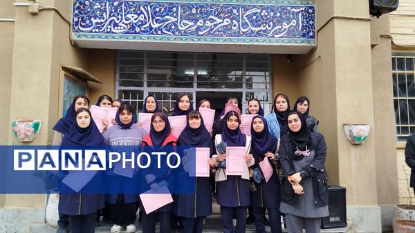 تقدیر از دانش‌آموزان برتر دبیرستان پیرایش نیشابور