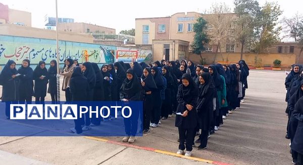 گرامیداشت هفته دفاع مقدس همزمان با آغاز سال تحصیلی در دبیرستان کوثر جلگه رخ