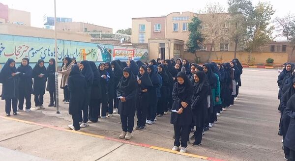 گرامیداشت هفته دفاع مقدس همزمان با آغاز سال تحصیلی در دبیرستان کوثر جلگه رخ