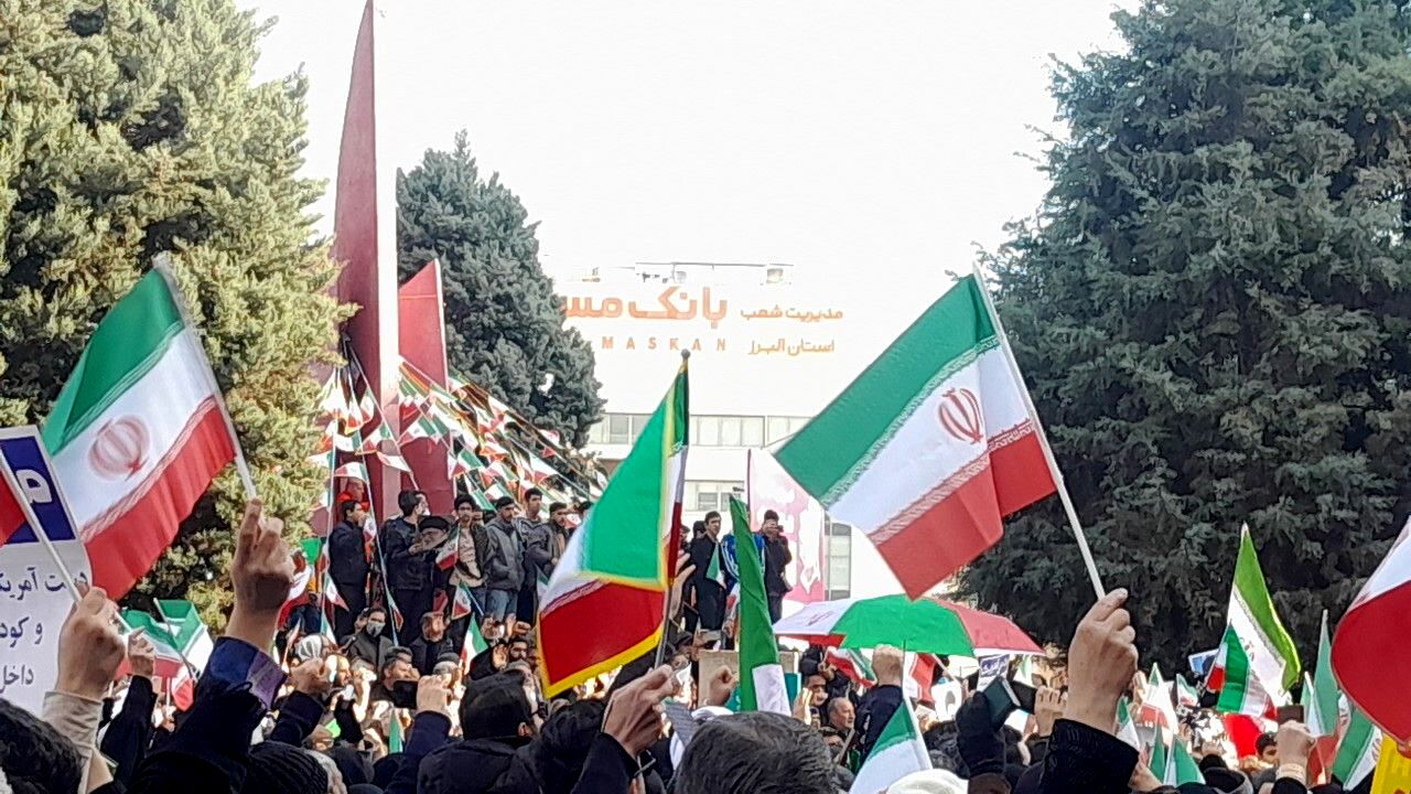 پرچمی که به عشق ایران به اهتزاز درمی‌آید