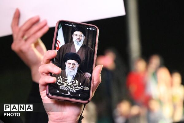 حضور بازماندگان ناوشکن دنا؛در میدان شهید آیت الله خامنه ای وتجلیل از ایثارگری مدافعان وطن