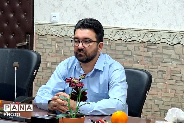 تجلیل از مدیران منتخب برگزارکننده دوره کوتاه‌مدت دوزبانه و مربیان مناطق کم برخوردار