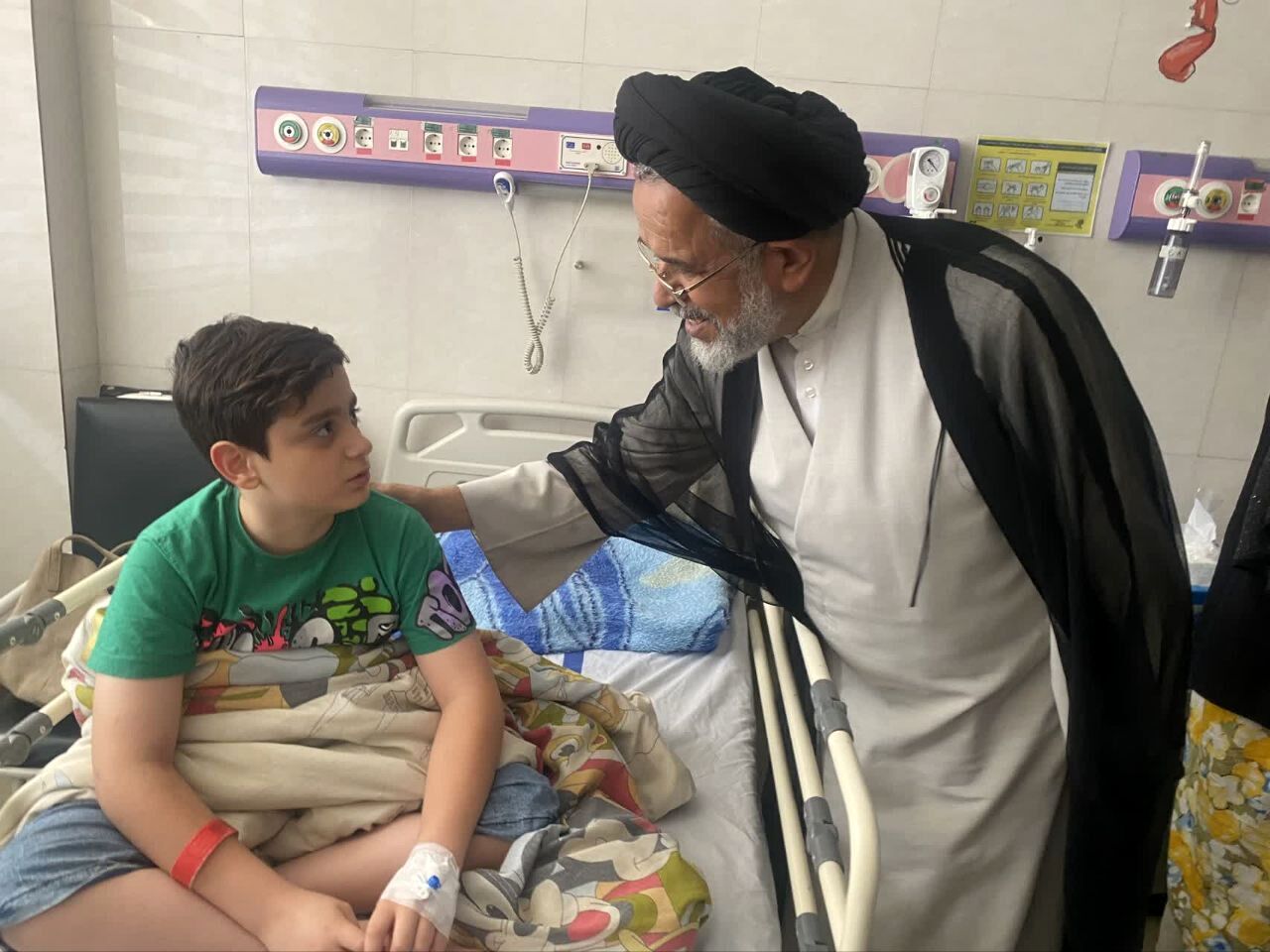 دستیار ویژه رئیس‌جمهور از مجروحان حمله رژیم صهیونیستی عیادت کرد