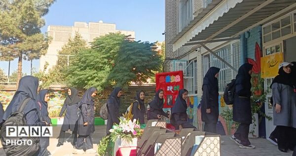 به صدا درآمدن زنگ مهر همزمان با آغاز هفته دفاع مقدس در دبیرستان کوثر فرهنگیان