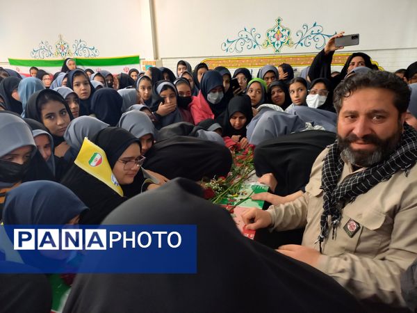 استقبال گرم دانش آموزان از پیکر شهید گمنام در دبیرستان امجدی یک ناحیه ۵ 