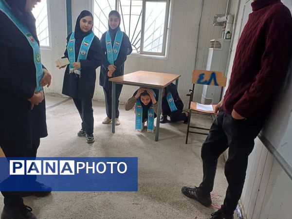 اجرای مانور سراسری زلزله در مدرسه شهید نوری مرزآباد شهرستان خدا آفرین