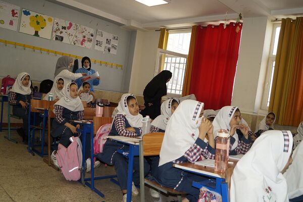 آموزش بهداشت دهان و دندان در مدرسه شهدای ۱۵ خرداد