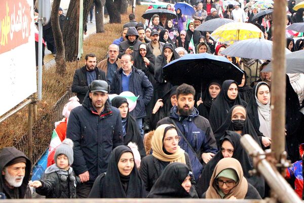 خلاقیت و نشاط دانش‌آموزی در غرفه‌های آموزش و پرورش در مسیر راهپیمایی ۲۲ بهمن