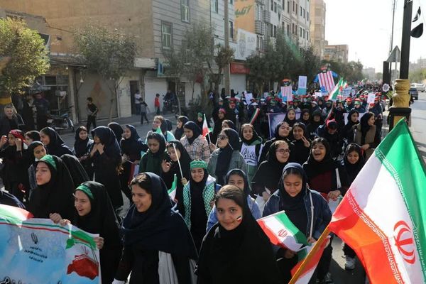 حضور پرشور دانش‌آموزان در راهپیمایی ۱۳آبان منطقه کهریزک 