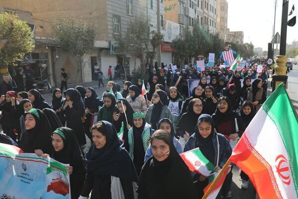 حضور پرشور دانش‌آموزان در راهپیمایی ۱۳آبان منطقه کهریزک 