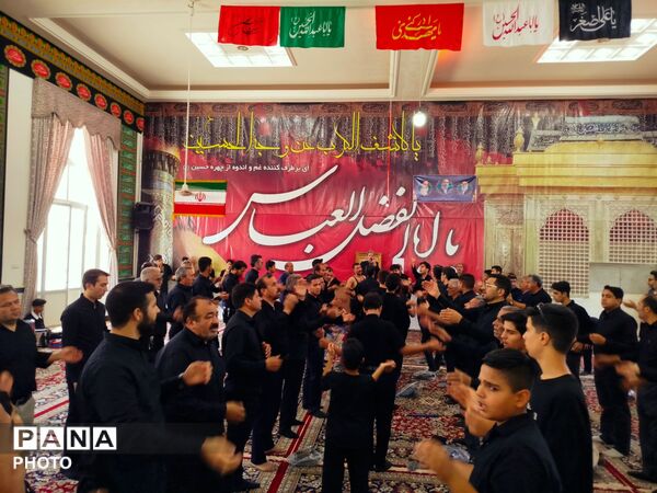 مراسم دسته‌روی زنجیرزنی ظهر عاشورا در روستای فدافن کاشمر