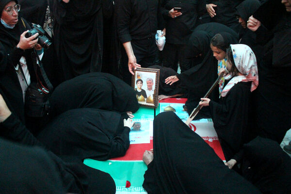 خاکسپاری نوجوان شهید «محمدحسین خاکی» در گلزار شهدای قم