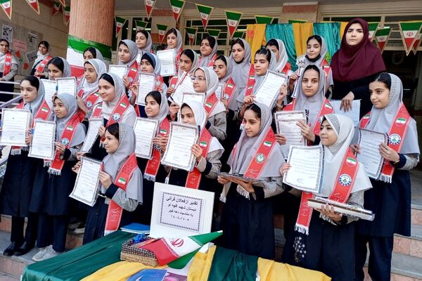جشن پیروری انقلاب اسلامی در دبستان شهید آقچه‌لو رباط‌کریم