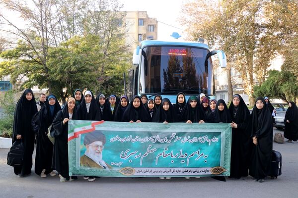 بدرقه دانش‌آموزان فعال عضو تشکل‌های دانش‌آموزی به مراسم دیدار با رهبر انقلاب