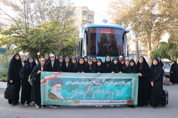 بدرقه دانش‌آموزان فعال عضو تشکل‌های دانش‌آموزی به مراسم دیدار با رهبر انقلاب