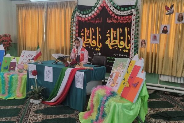 دانش‌آموزان با پرچم یا زهرا بر استکبار تاختند
