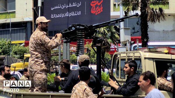 حضور گسترده مردم در مراسم تشییع رهبر شهید در میدان ولیعصر