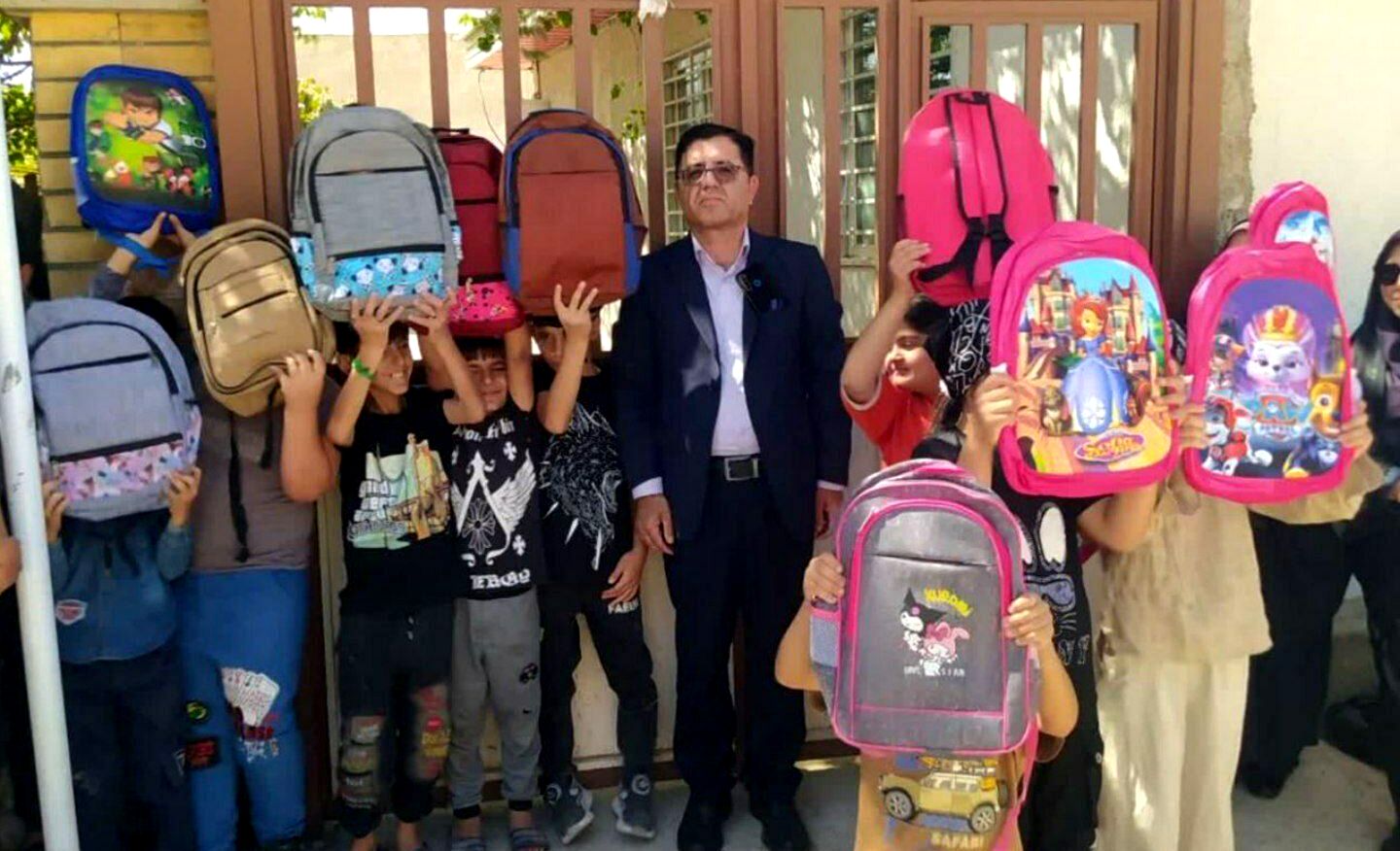 اهدای ۱۰۴ بسته لوازم‌التحریر به دانش‌آموزان کم‌برخوردار توسط گروه‌های جهادی در معمولان