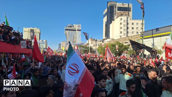 مشهد، در آغوشِ حرم، با رهبر شهید وداع کرد