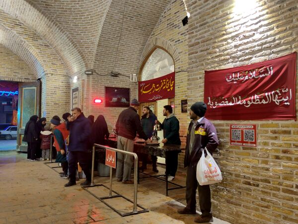 فعالیت چایخانه حضرت زهرا(س) نیشابور در هوای سرد زمستانی 