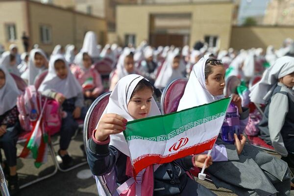 طلوع علم در مدرسه روشنگر با نغمه زنگ مهر