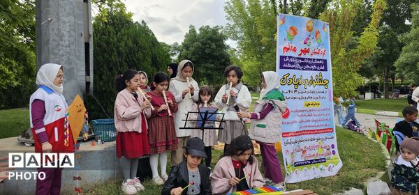 آسمانِ پارک فرهنگیان بناب زیر باران بادبادک‌های رنگی