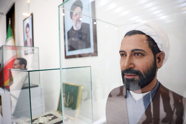 رونمایی از سردیس شهیدان رجایی و باهنر در دفتر وزیر آموزش و پرورش