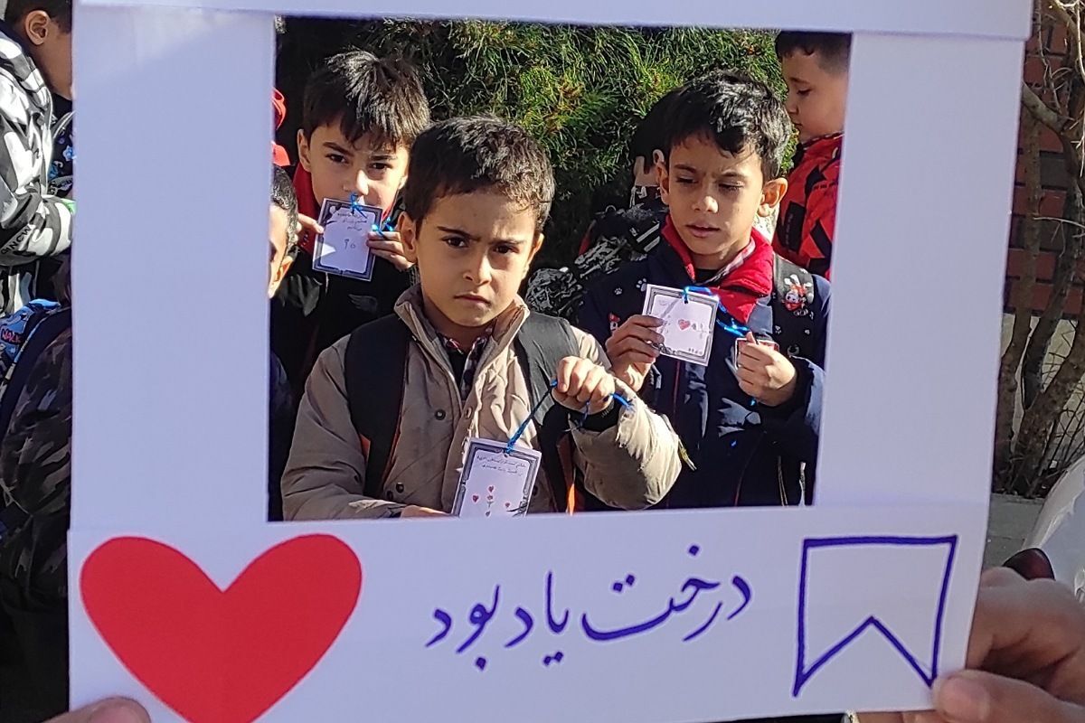 اجرای طرح «لاله‌های روشن» در دبستان شهید نوروزعلی حسینی