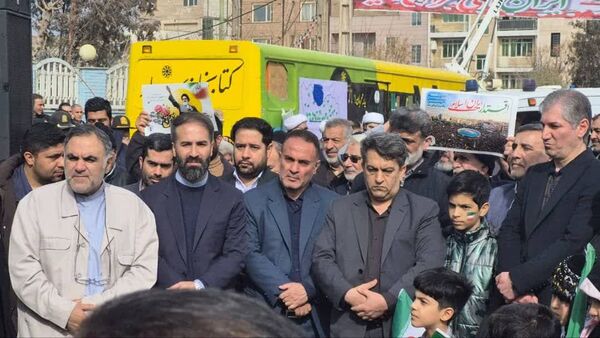 حضور دانش آموزان و جامعه بزرگ فرهنگیان در یوم الله 22 بهمن ماه در پاکدشت 