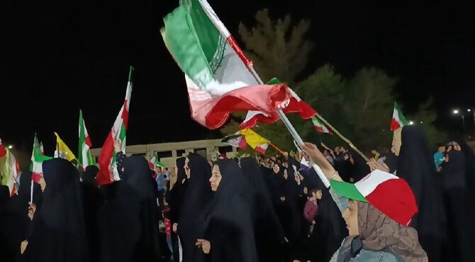 میدان، میعادگاه شبانه مردم برای دفاع از میهن 