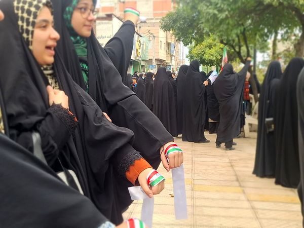 نبض انقلاب در خیابان‌ها تپید