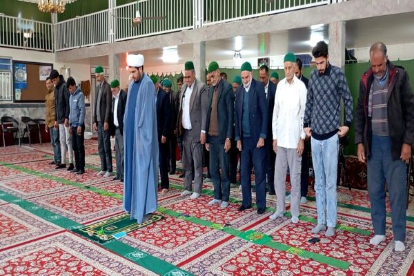 اقامه نماز جماعت باحضور معتکفین در مسجد جامع شهر بار نیشابور 