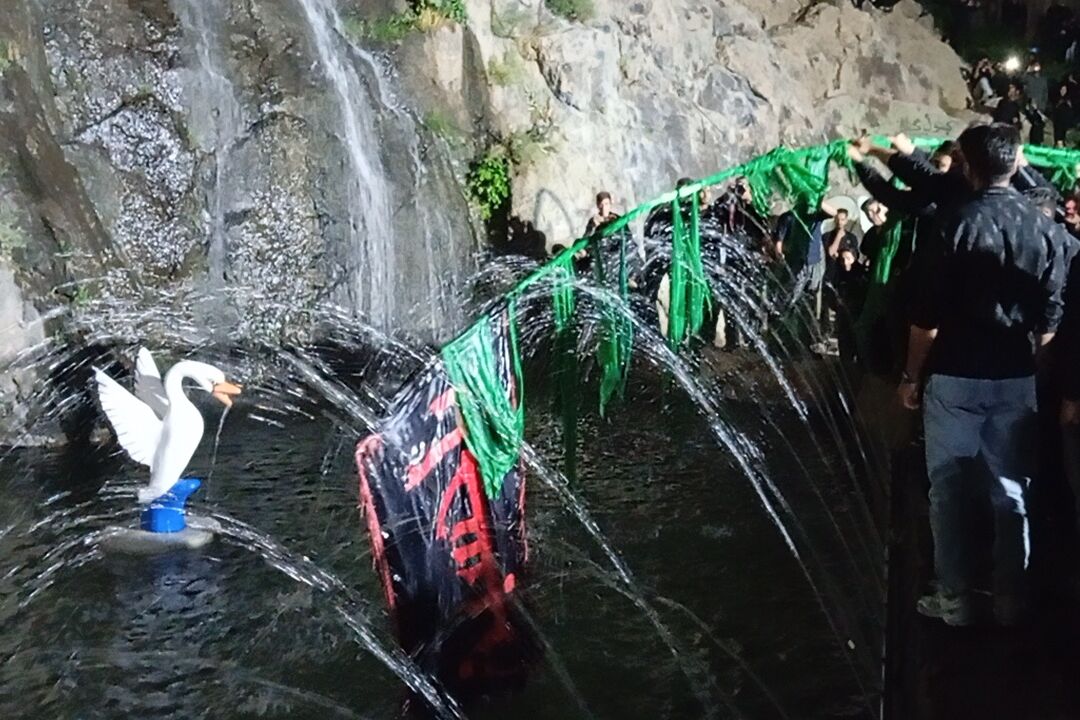 علم‌ها در دل آب