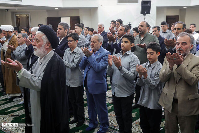 محفل انس با قرآن کریم و اقامه نماز جماعت در نخستین روز بازگشایی مدارس