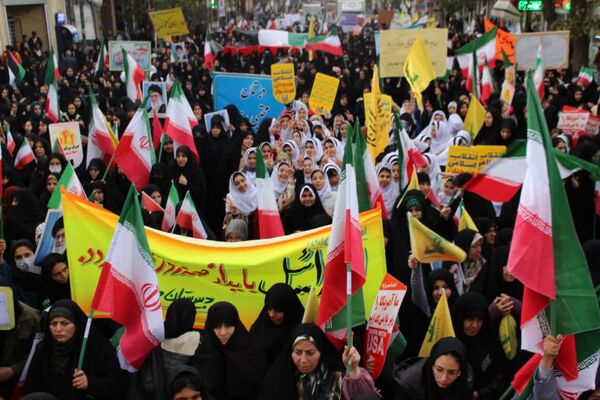 حضور دانش‌آموزان زنجانی در راهپیمایی روز ۱۳ آبان 