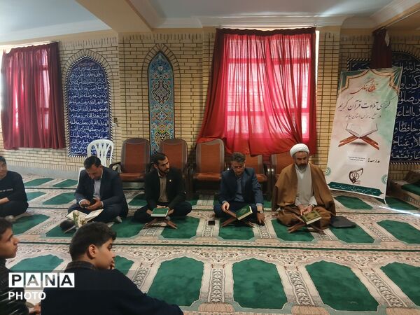 محفل‌ انس‌ باقرآن کریم در استان ایلام برگزار شد.