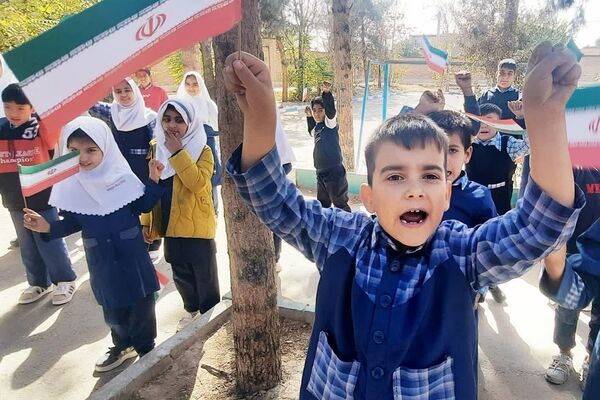 گرامیداشت روز دانش آموز در مدارس دخترانه پیشوا؛ شکوفایی مهر و علم در باران، کوثر، دیانت و مهردخت