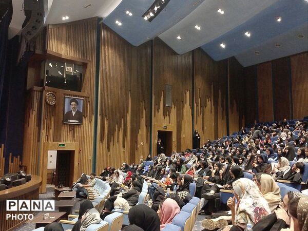 حضور دانش‌آموزان دختر هرمزگانی در همایش بزرگ تحصیلی «یاد نوین»