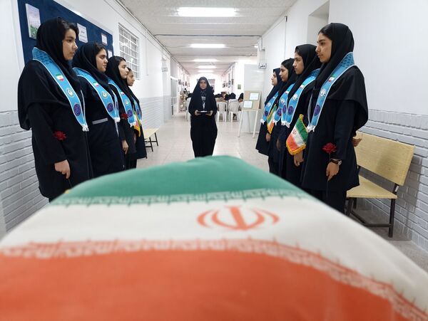 بازدید از نمایشگاه دست سازه هنرستان فنی و حرفه ای دخترانه فلسطین 