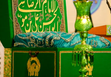 پرچم‌ حرم رضوی، میهمان دلهای چشم انتظار زیارت در روستای فیض آبادسورمق