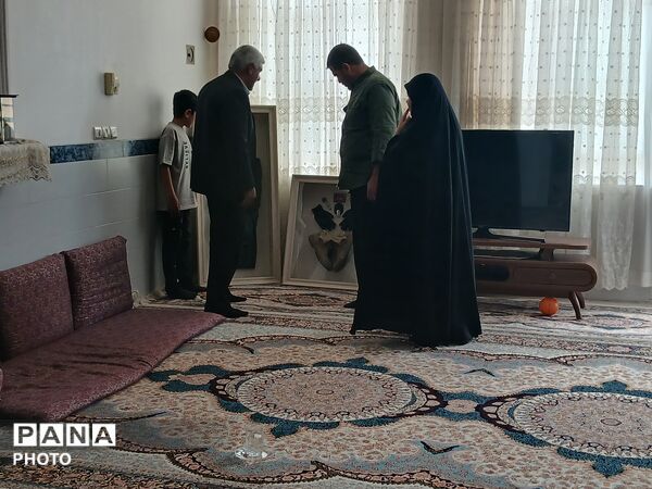 دیدار رئیس سازمان دانش آموزی یزد با خانواده شهید «محمدرضا آروز»