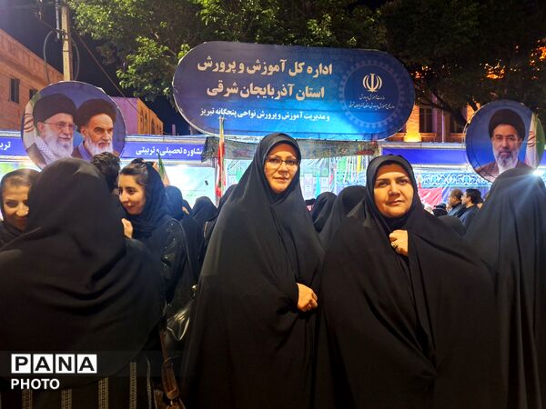 تجمع شبانه فرهنگیان و دانش‌آموزان تبریز با حضور معاون وزیر