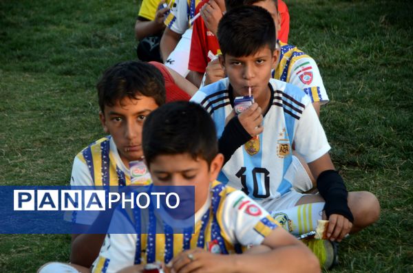 اختتامیه کلاس‌های اوقات فراغت فوتبال در سالن تربیت‌بدنی شهید عابدی