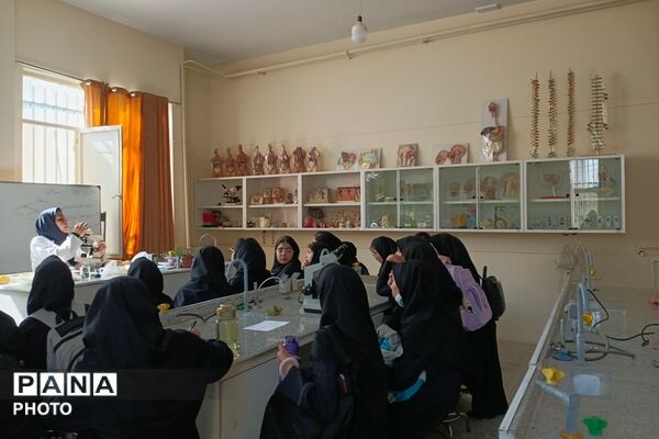 بازدید دبیرستان عفت آهنگری از پژوهش سرای زکریای رازی