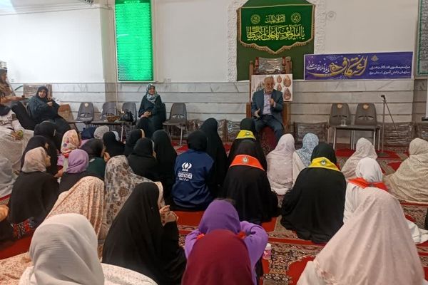 لحظاتی شاد از اعتکاف دانش‌آموزی با حضور نویسندگان و فرهیختگان یزد 