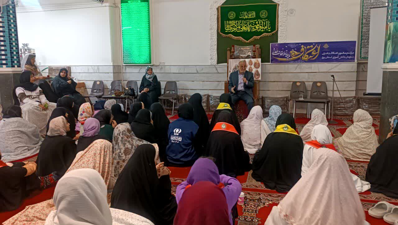 لحظاتی شاد از اعتکاف دانش‌آموزی با حضور نویسندگان و فرهیختگان یزد 