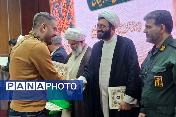 آیین تجلیل از برگزیدگان مسابقات قرآن و عترت بسیج قرچک